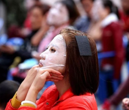 每次敷面膜都把那张塑料纸给扔了？难怪天天敷没效果，白白浪费