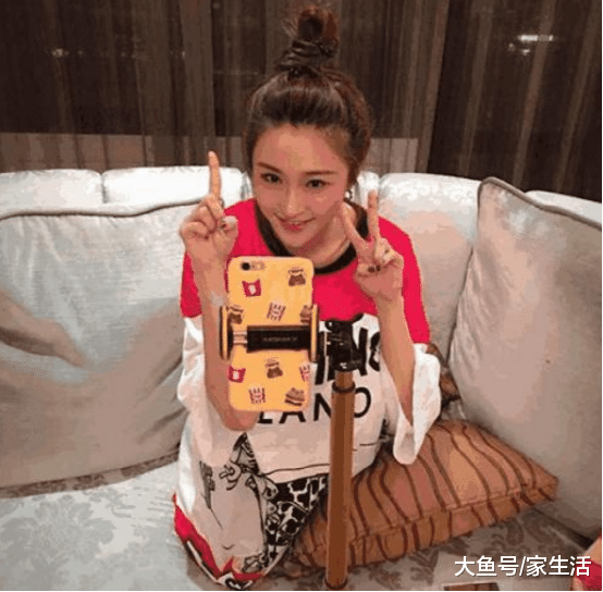 陈冰曝出自己住的豪宅，家里衣服也太多了，连客厅也堆满衣服