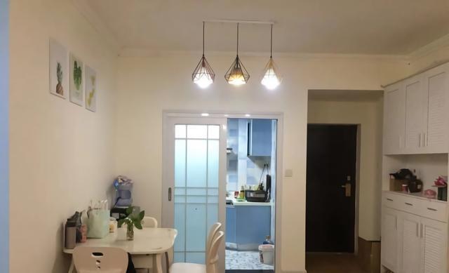 老公執意不在客廳裝電視，裝修完看到效果，忍不住夸老公聰明！