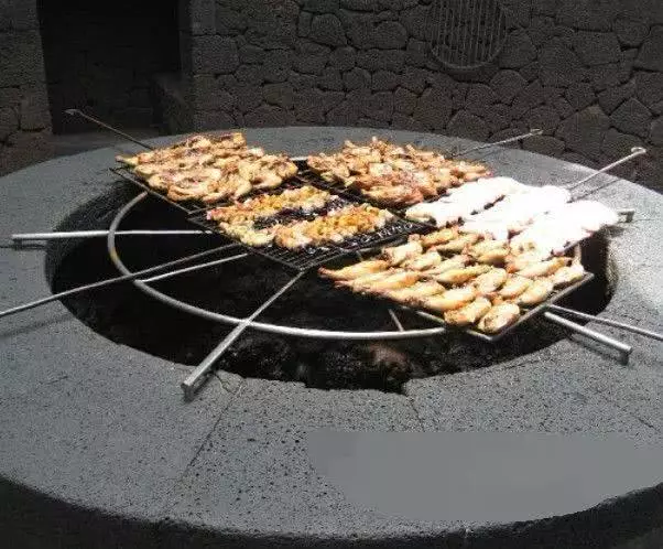 这座火山仅有13米，堪称火山界的矮子，被人当成烤架