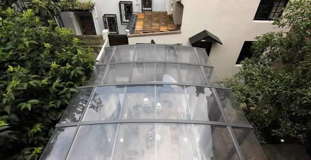 传统阳光房过时了，现在流行可伸缩阳光房，不用了还能收起来