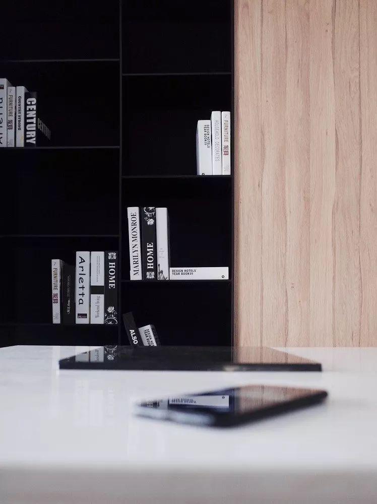 124㎡現代低奢，黑色書架做電視墻，裝出莊重與高檔