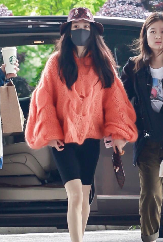 杨幂橙色毛衣配健美短裤，大秀筷子腿，网友直呼人美穿什么都好看！