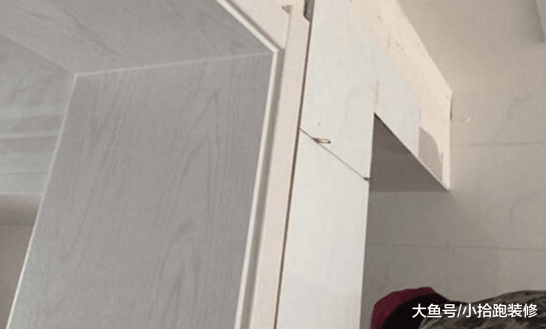 瓷砖高出门套线, 找到师傅后, 他却说: 先安装门套能怪我?