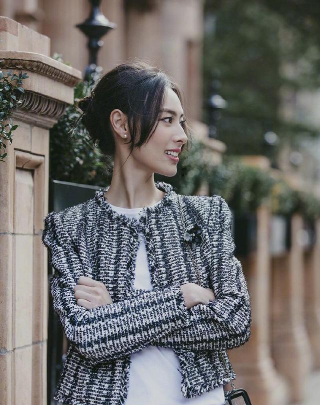 梁洛施身材、气质好女神，小香风外套配牛仔裤，哪像3娃的妈妈？