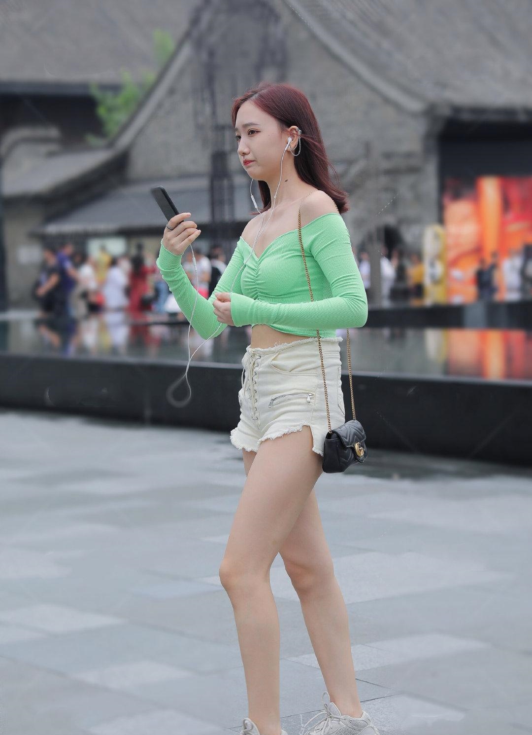 穿搭摄影：锁骨好看的女生都喜欢穿露肩装！