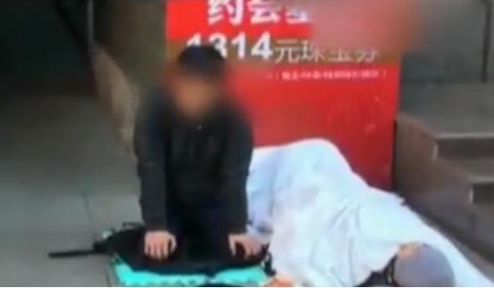“母子”行乞多年 不想竟以此為職業 每月收入上萬，穿名牌，開好車