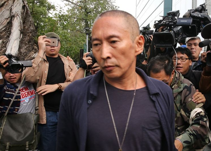 台湾金牌导演多次被控告性侵女员工，拒不认罪，私下却花7位数和解