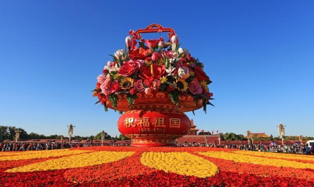 建国70周年阅兵仪式进入倒计时，蓝天白云下的天安门广场人见人爱