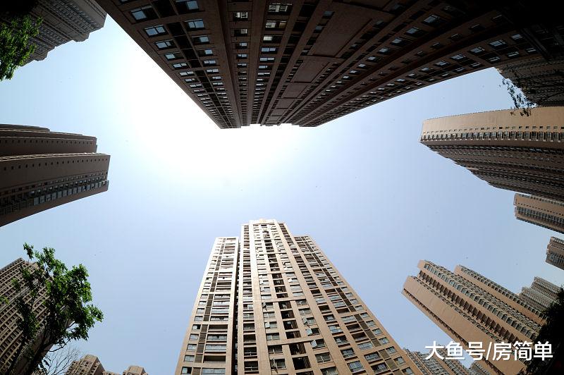 面对不确定的房价，选择“房子”还是“持有现金”？