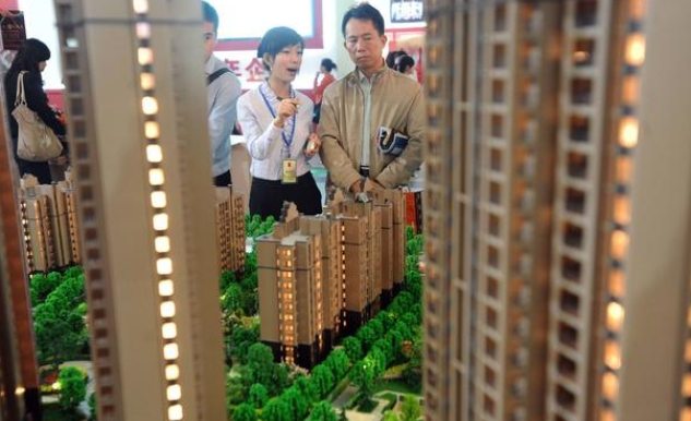 专家不认为买房影响消费，因为租房也得花钱，且年轻人约束力差