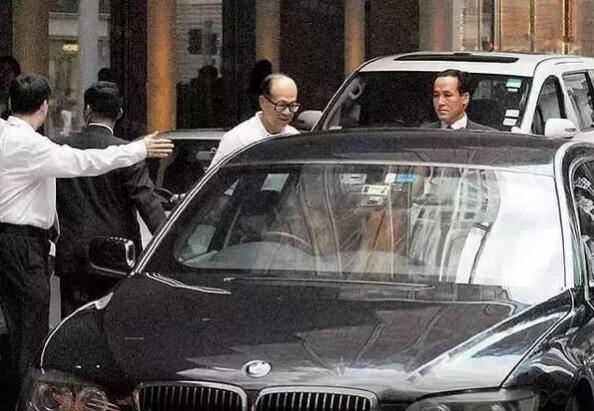 ＂李嘉诚的车到底有多贵？10辆迈巴赫都换不到，光玻璃就6厘米厚＂＂