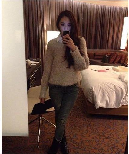 ?晒吴佩慈的豪宅，全屋家具都是国外进口的，衣帽间摆满名牌包包