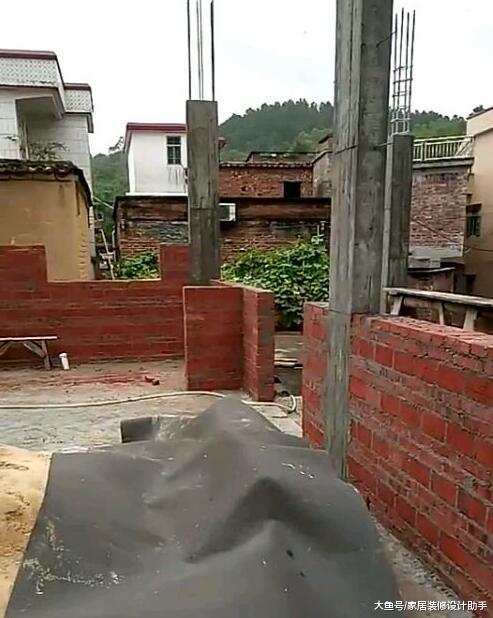 占用道路建房导致小车不能过，被邻居们一顿怼后不敢出门了