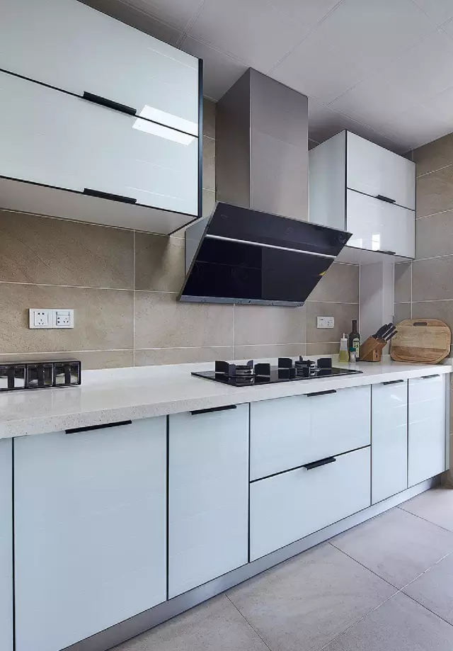 127㎡现代时尚风新房，隔断式背景墙，隔出一个大空间