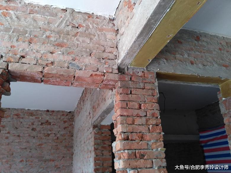 师傅装修偷工减料, 门头做过梁却不放钢筋, 业主: 拿我生命开玩笑?