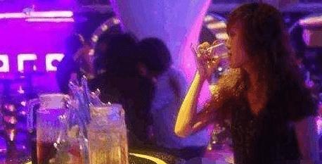 25岁女子酒吧喝醉倒在路边，身下全是卫生纸，路人立即报警！