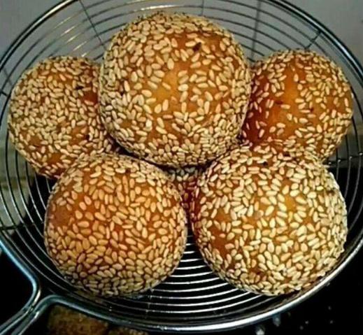 奶奶教我炸麻团，不加一滴水，只需这样做，个个香甜又软糯