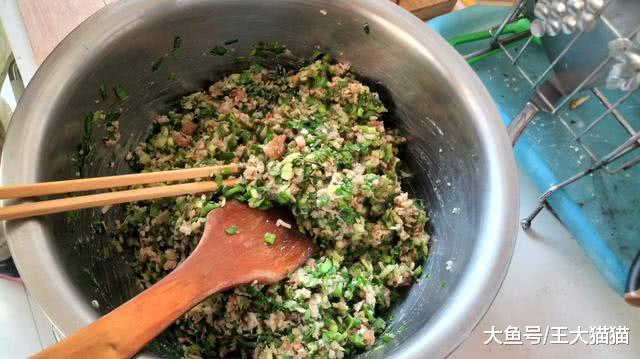 老奶奶和狗，過年兒女不在家老奶奶和狗子一起吃餃子，狗子才是最長情的陪伴