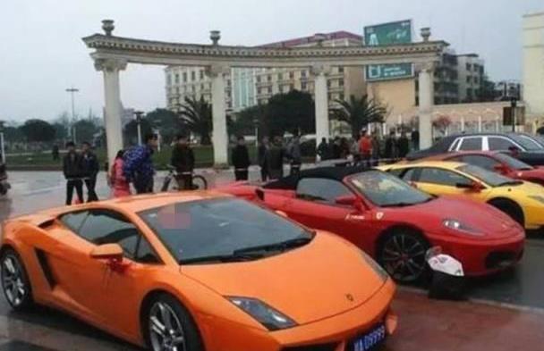 这些小区这么牛？豪车停不开都停路边？户主：车库都停的买菜车！