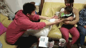 主人想抱下别人家的娃, 狗子半路拦下