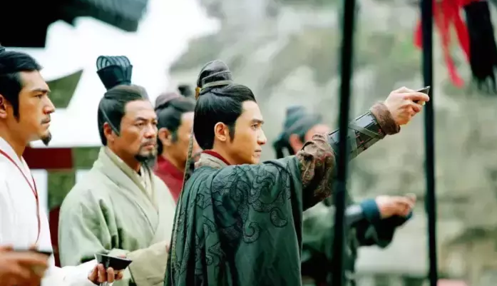 為什么說“少不看水滸，老不看三國”？