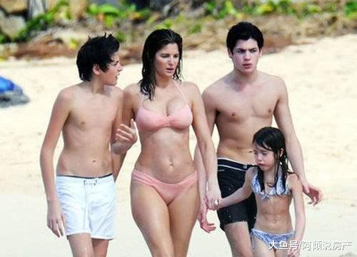 女星与17岁儿子迈阿密海滩度假, 深情拥吻过于亲密惹来争议!