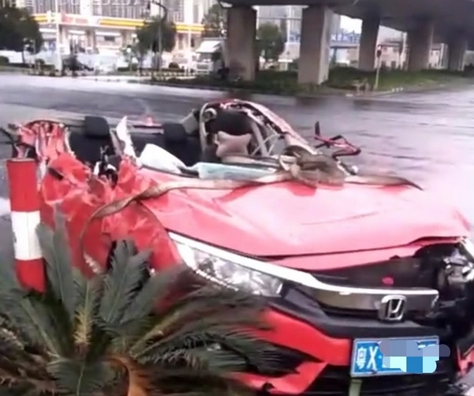 广东佛山发生一起交通事故, 一辆本田思域被撞成敞篷车