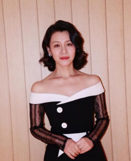 被大23岁导演抛弃，相亲百次嫁豪门，本是来救场却被赵丽颖带火