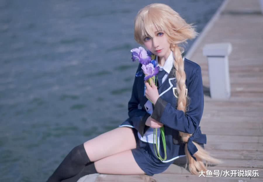 萌妹cos制服贞德，当她露出“初恋背”，网友：是恋爱的感觉！