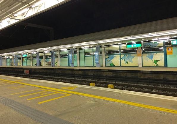 中国最凄凉的地铁站，出入口建在荒山野岭，却被老外称：中国真有钱