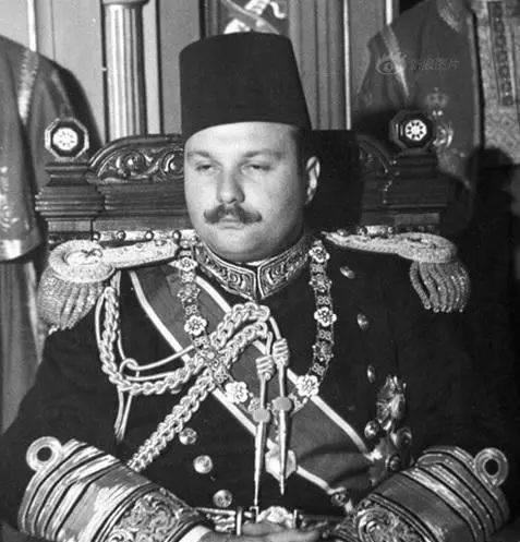 国王拜神偷为师，盗走丘吉尔怀表，一餐吞掉8只烤猪，被活活撑死