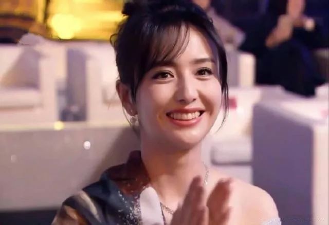 被陈思诚的审美耽误了那么久，佟丽娅终于活成“老娘天下最美”的样子