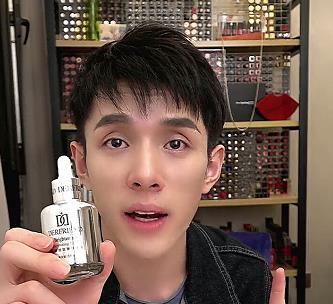 被称为“国宝级”的精华液，因价格低被人看不起，李佳琦：黑眼圈细纹全搞定