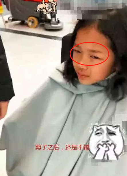 小妹妹死活不肯剪头发，剪完之后表情亮了，网友：女版王境泽！