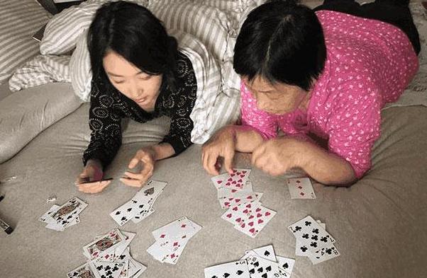 周冬雨晒出自己住的房子，客厅满是鞋子衣服，家里平时都不用收拾