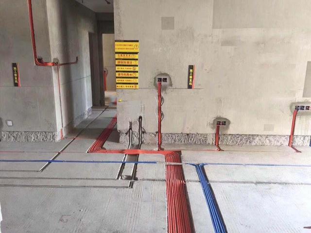 老师傅说水电铺得整齐除了美观以外, 没啥实际用处, 用还料特别多