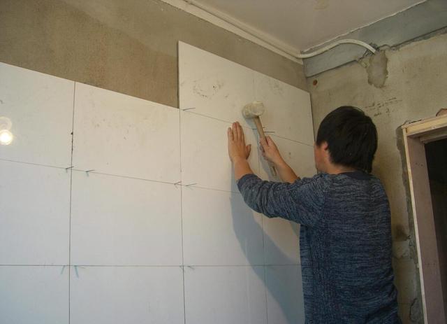 装修贴瓷砖，先铺地砖还是墙砖？老师傅说这样铺效果漂亮更实用