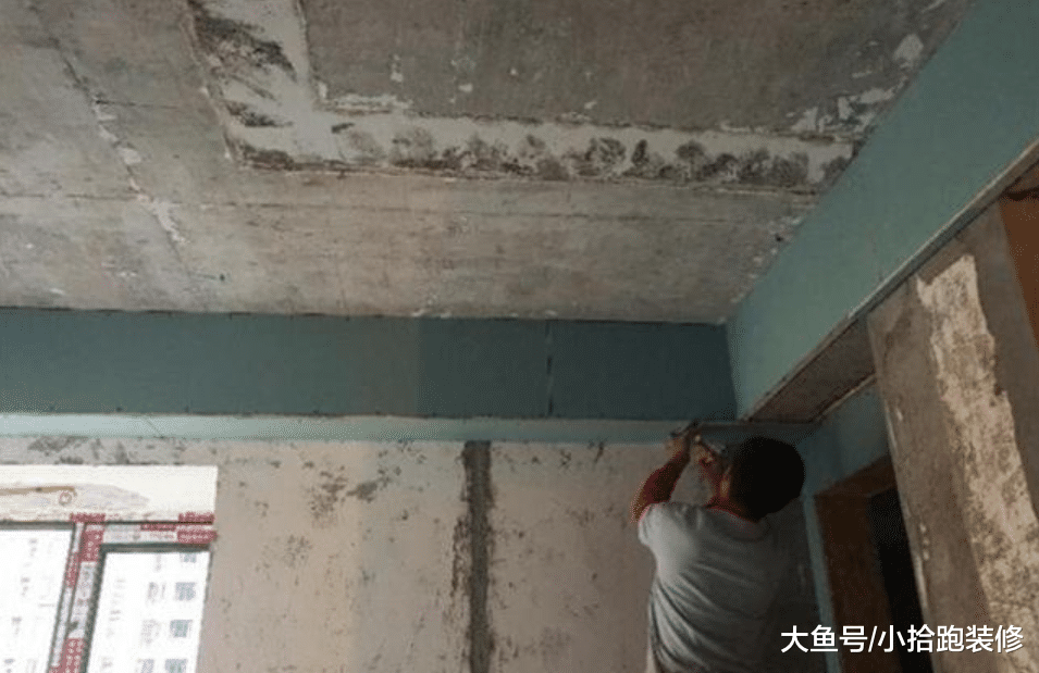 給家里滿做吊頂，朋友說后期會開裂，而師傅則指了指石膏板