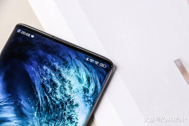 “华V”一同造势，两大旗舰机设计“雷同”，比iPhone11Pro要好看