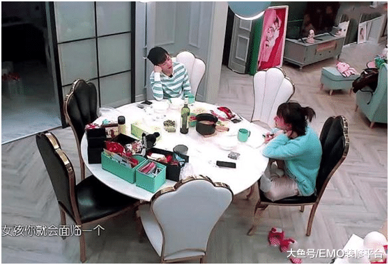 吴昕上综艺回忆节目被拿掉落泪, 但是网友却被她家里的摆设惊到了