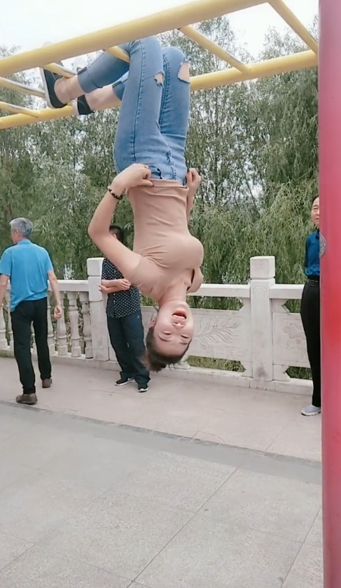 本以为是个美女，倒过来看我就不这么认为了！