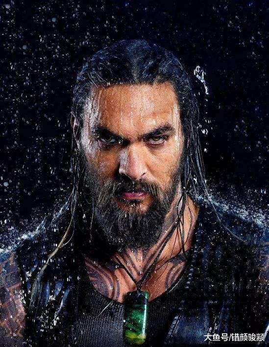 海王携妻子登奥斯卡，手牵手像二哈，193与157的身高差亮了