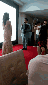 爆笑GIF：兄弟，你走路能不能稳一点，晃得我都看不清手机屏幕了