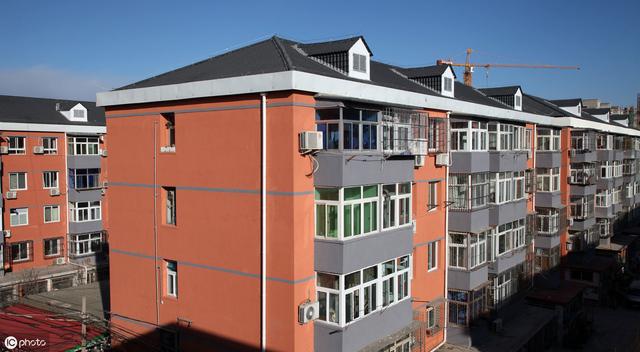 楼上卫生间漏水，严重影响自家天花板导致泡水，怎么办