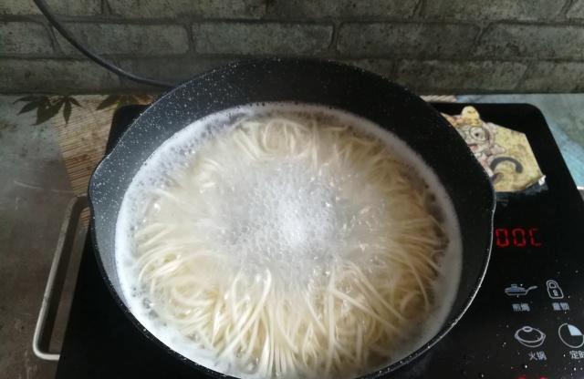 夏天就馋这碗国民面条，加它清爽不油腻，简单美味又快手