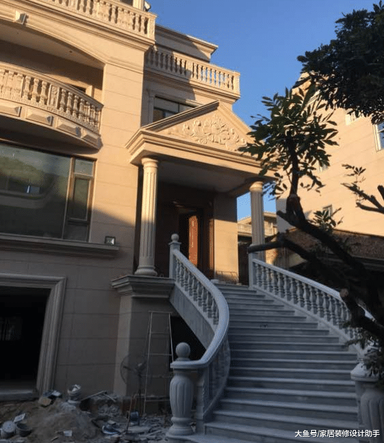 衣锦还乡砸80万建四层小别墅, 弧形入户台阶惹得左右邻居十分眼红