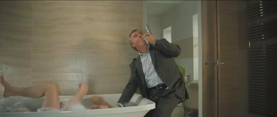 老杀手爱上女艳贼，被这部英伦《狂野目标》黑色幽默笑傻了