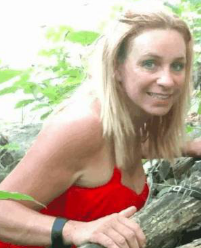 美国女子养了18年的猴子，现在越来越臭美，已经把自己当成人！