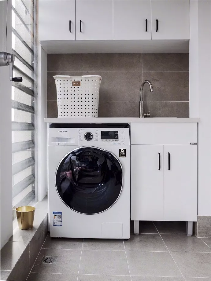 我家小户型阳台面积也不大，但却让人觉得实用又美观